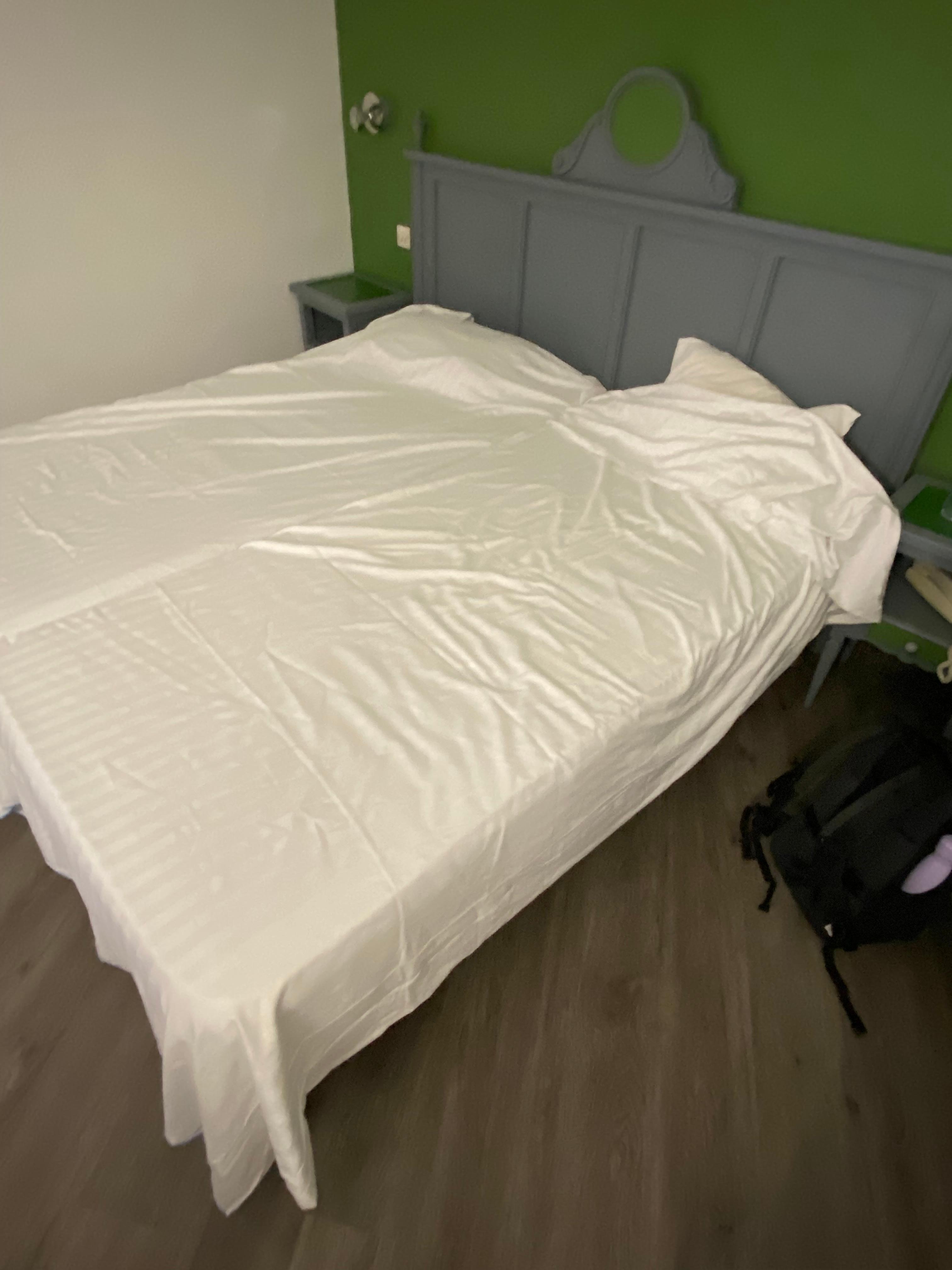 Las camas tal y como las encontramos después de que nos “hicieran” la habitación