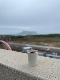 4층 옥상 rooftop에서 성산일충봉이 보여요
Mornig coffee time