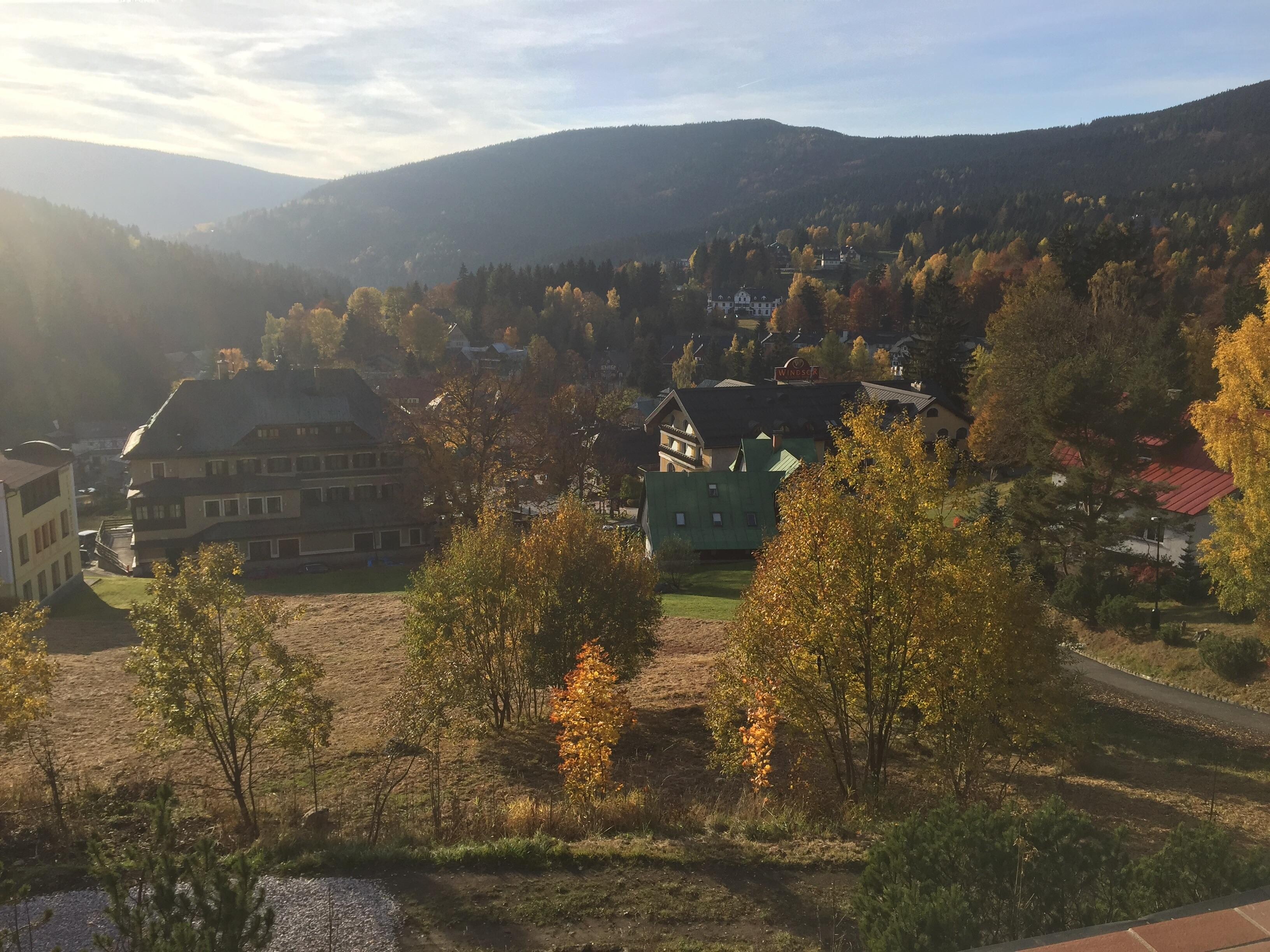 Aussicht auf das Hotel ( rechts ) in die Stadt hinein 