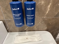 Scarafaggi. Segno di pochissima pulizia e nessuna disinfezione.