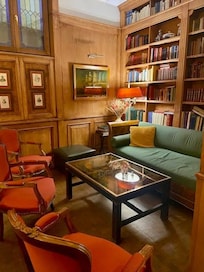 Bar/library