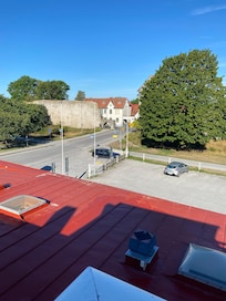 Utsikt från balkongen mot Skolportsgatan.