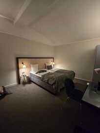Quarto que me deixaram por uma noite, totalmente antigo e desconfortƔvel.