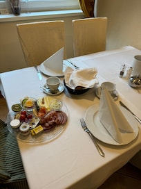Statt des Buffes bekam ich diesen liebevoll zubereiteten FrĂŒhstĂŒcksteller!