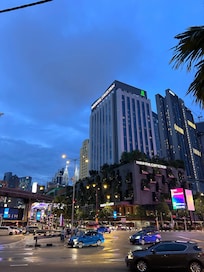 Bild på hotellet från andra sidan gatan