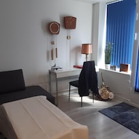 En del af stuen/opholdsrummet, hvor sofaen også kan bruges som ekstra seng