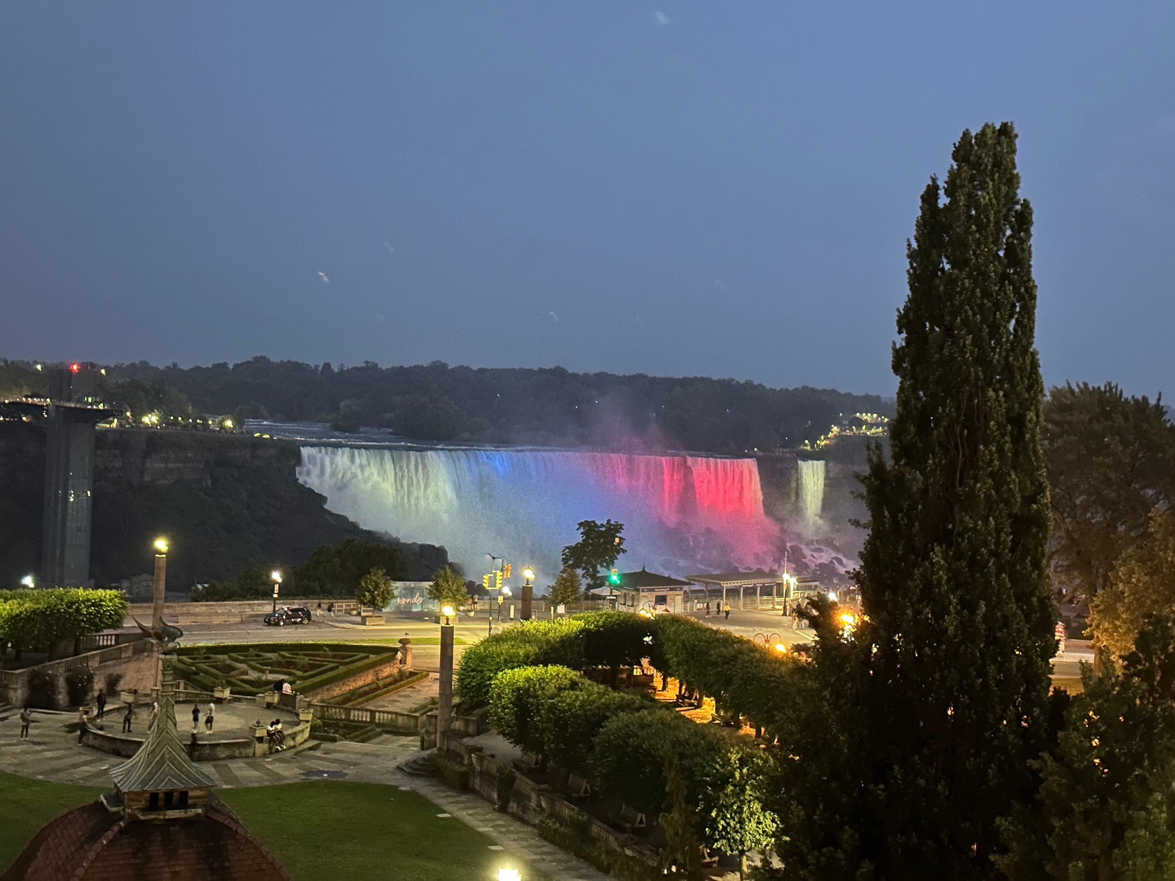 夜晚由房間向外望