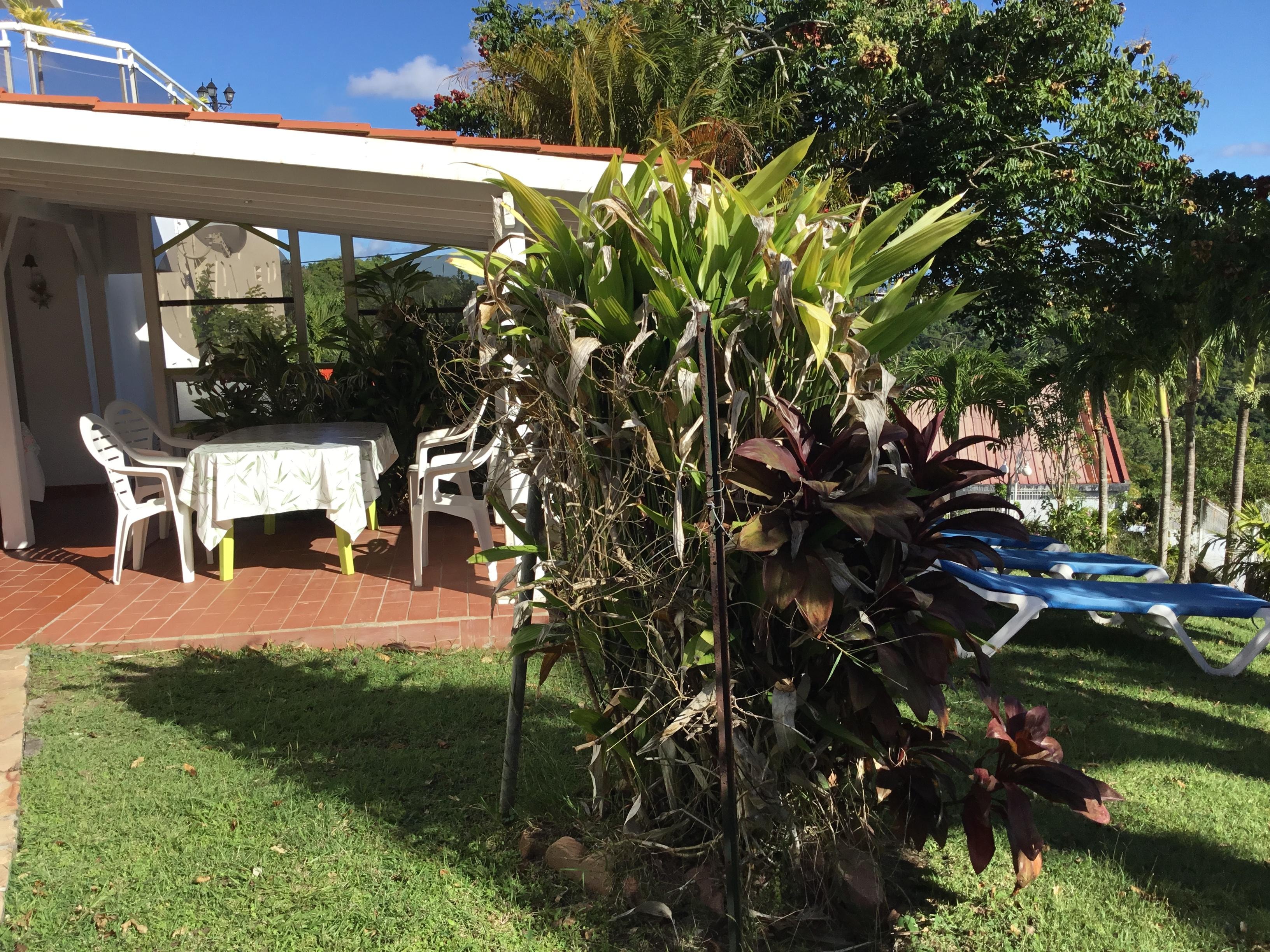 L'espace repas sur la terrasse et relax