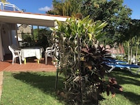 L'espace repas sur la terrasse et relax