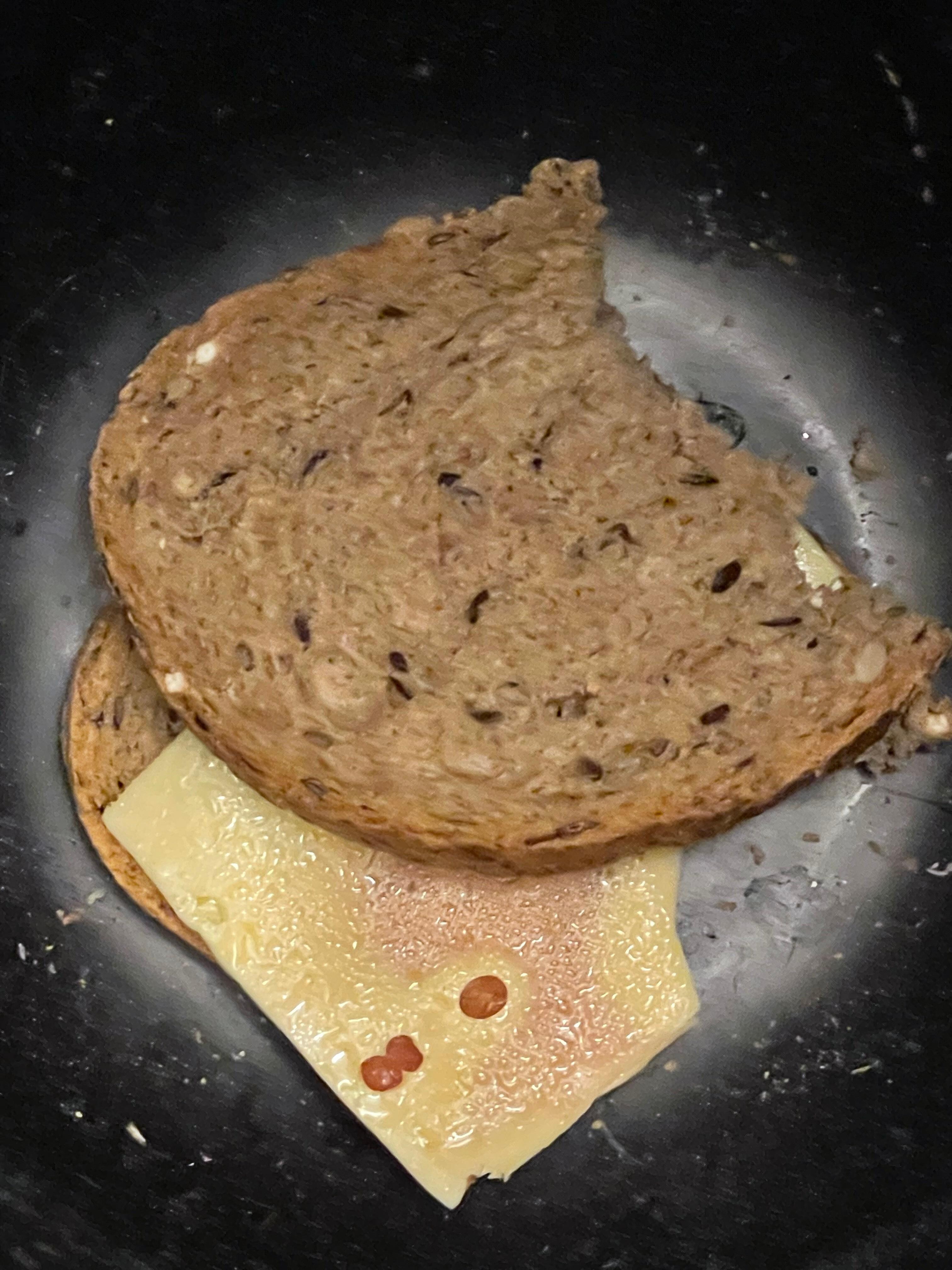 Un pan y queso (ya pudriendose) en basurero del pasillo (a lado del elevador) que estuvo ahi desde que llegamos