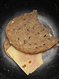 Un pan y queso (ya pudriendose) en basurero del pasillo (a lado del elevador) que estuvo ahi desde que llegamos