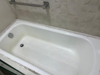 This was the tub and shower after it was supposedly cleaned.