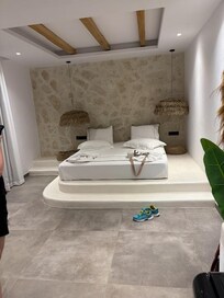 Bed/sleeping area