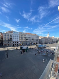 Vista do quarto com varanda, em frente do Puerta Del Sol