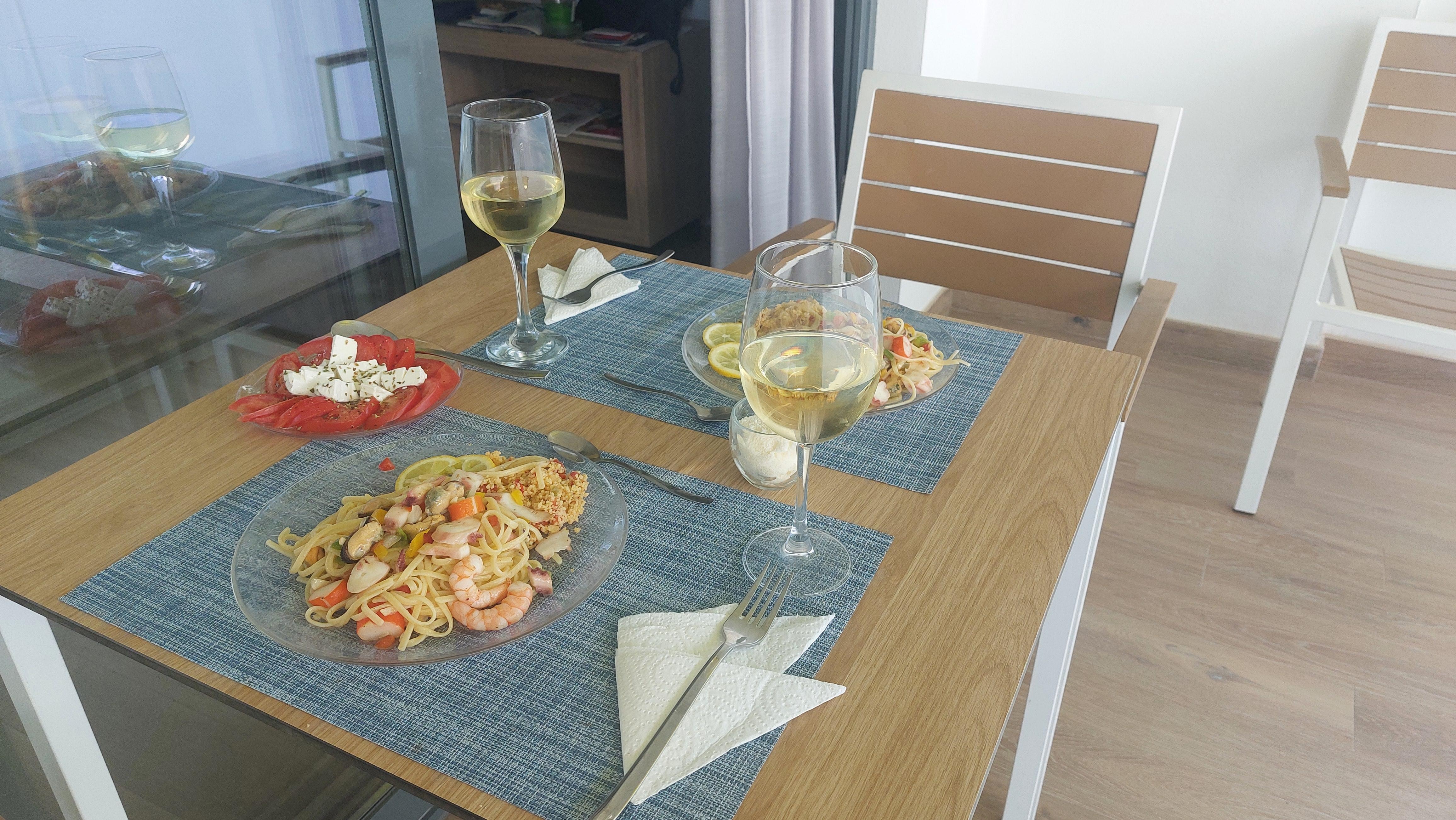 Lounas aurinkoisella parvekkeella hyvän markiisin suojassa.