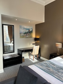 Built-in suitcase bench with desk