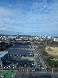 숙소 거실 창에서 본 대전정부청사^^ 밤에 가로등에 불이 들어오면 활주로를 보는것처럼 예쁘더라구요!