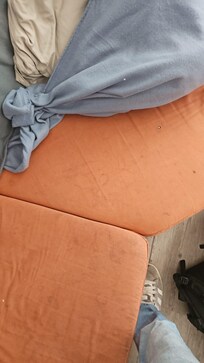 Dreckige stinkende Couch