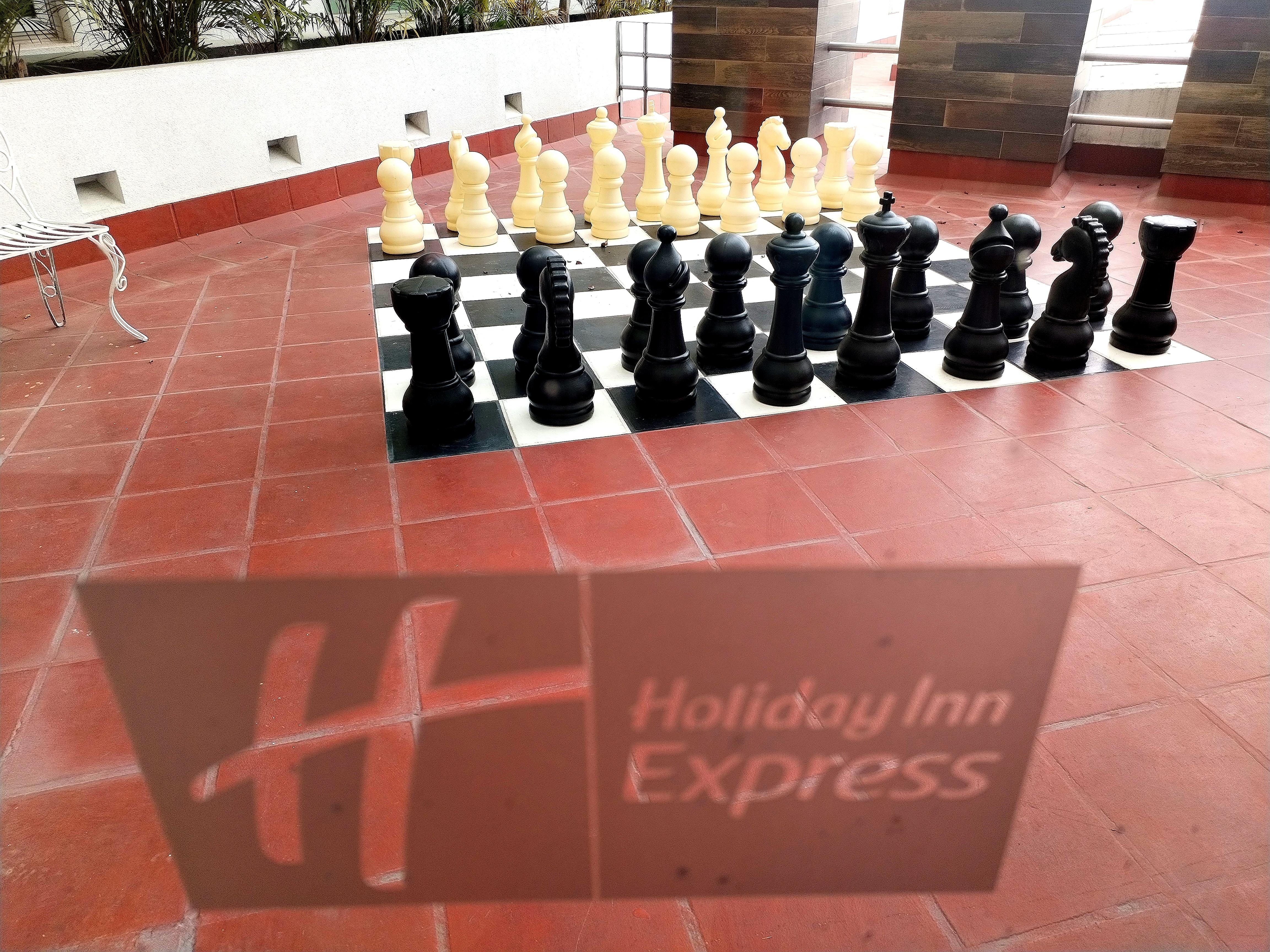 Ajedrez monumental en la terraza. Me encantó. 
