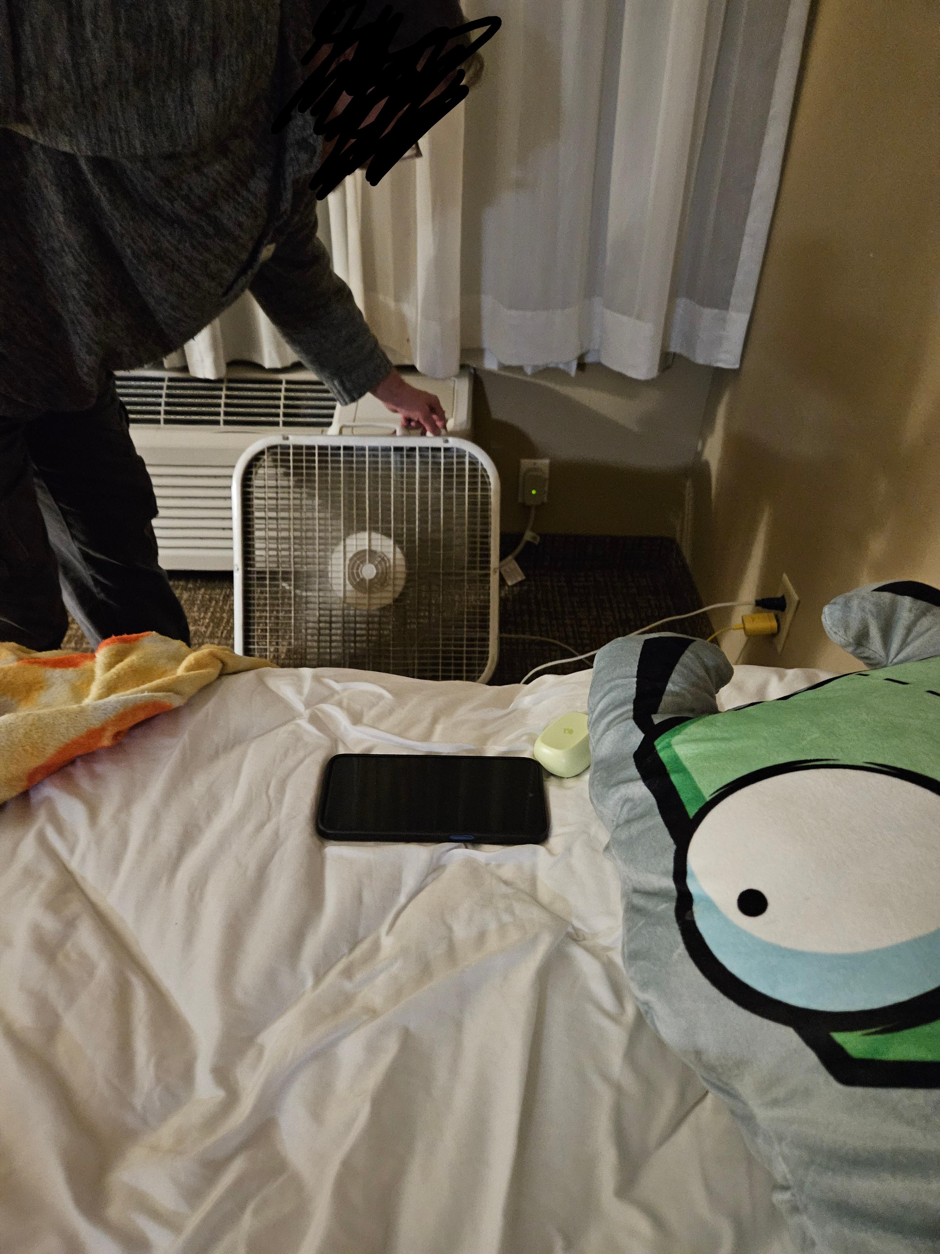 Staff bringing fan due to not having air, manager never even apologized..