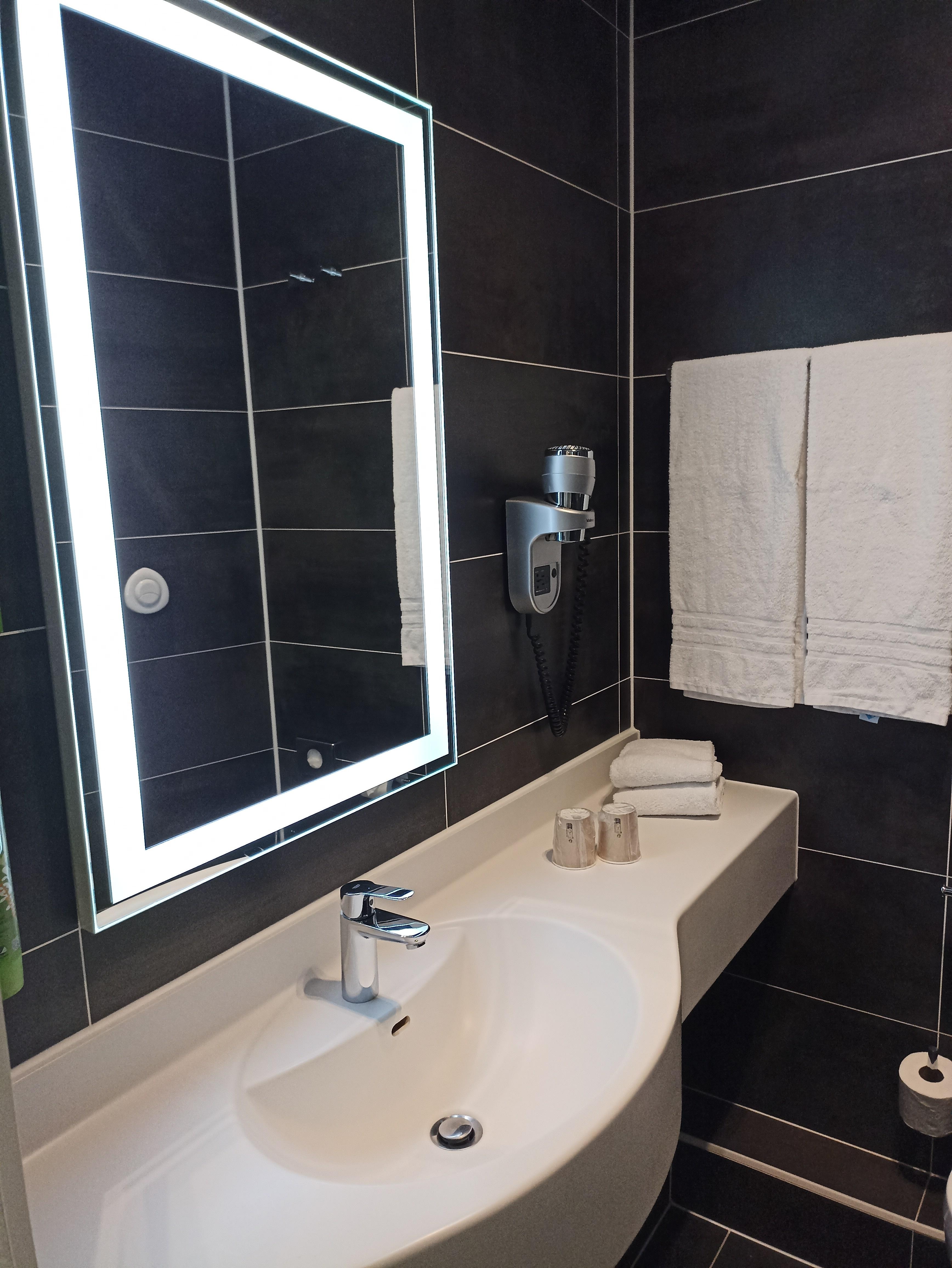 Lavabo avec éclairage sur le pourtour du miroir 