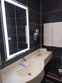 Lavabo avec éclairage sur le pourtour du miroir