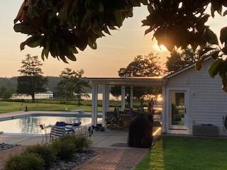 Lovely pool and pool house. 