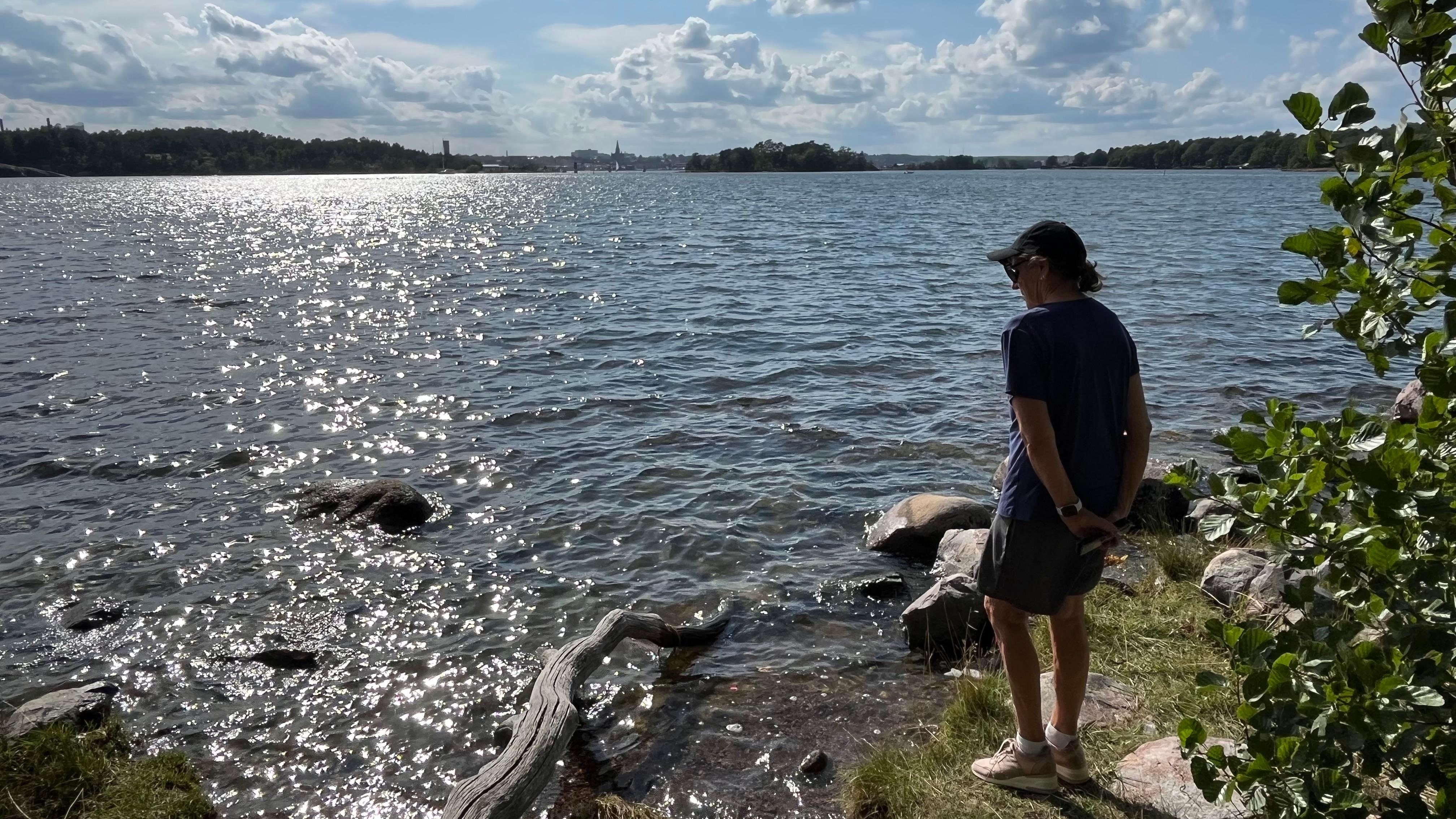 Utsikt från den med gångbro anknutna ön, Ekholmen. 