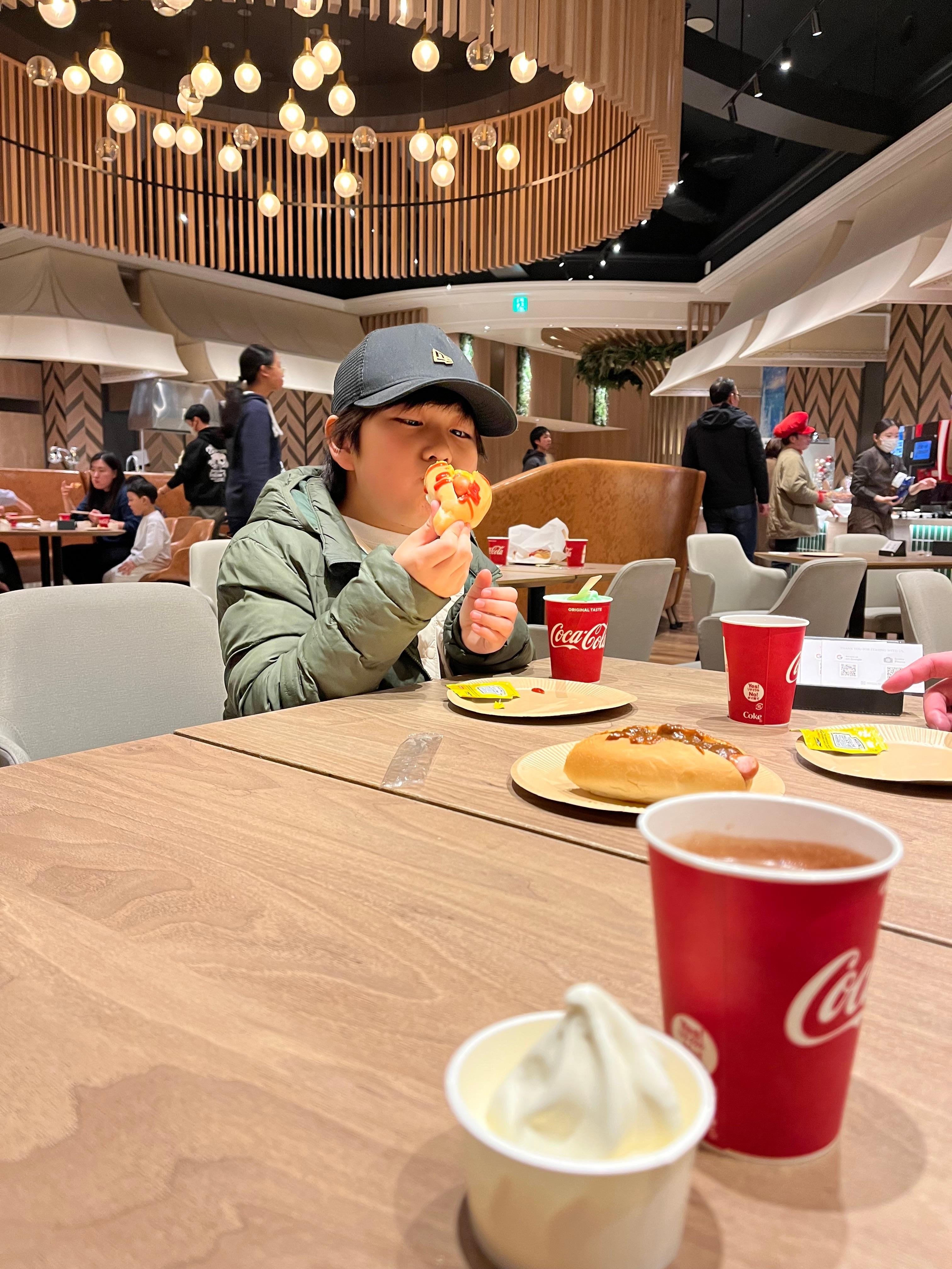 ウェルカムラウンジサービスにてホットドッグ、ドリンク、ソフトクリーム