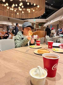 ウェルカムラウンジサービスにてホットドッグ、ドリンク、ソフトクリーム