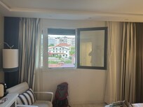 La seule fenêtre de la chambre…donnant sur la centrale de ventilation de l’hôtel…