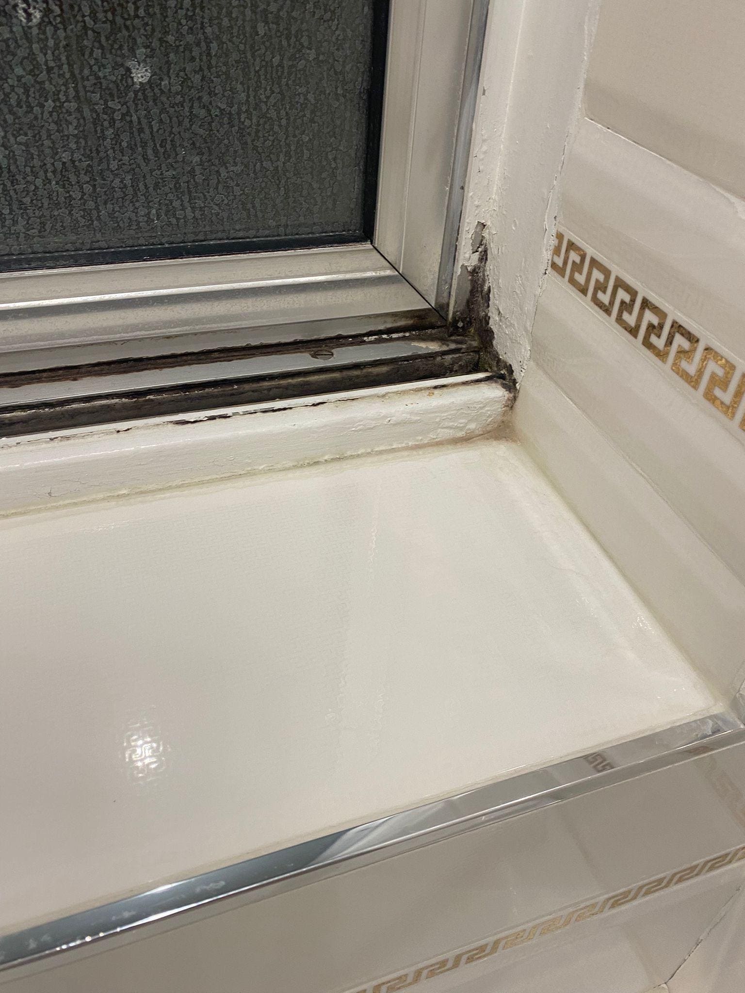 Moisissures dans la salle de bain