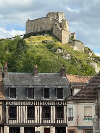 The front of the very pretty guest house with the castle behind.