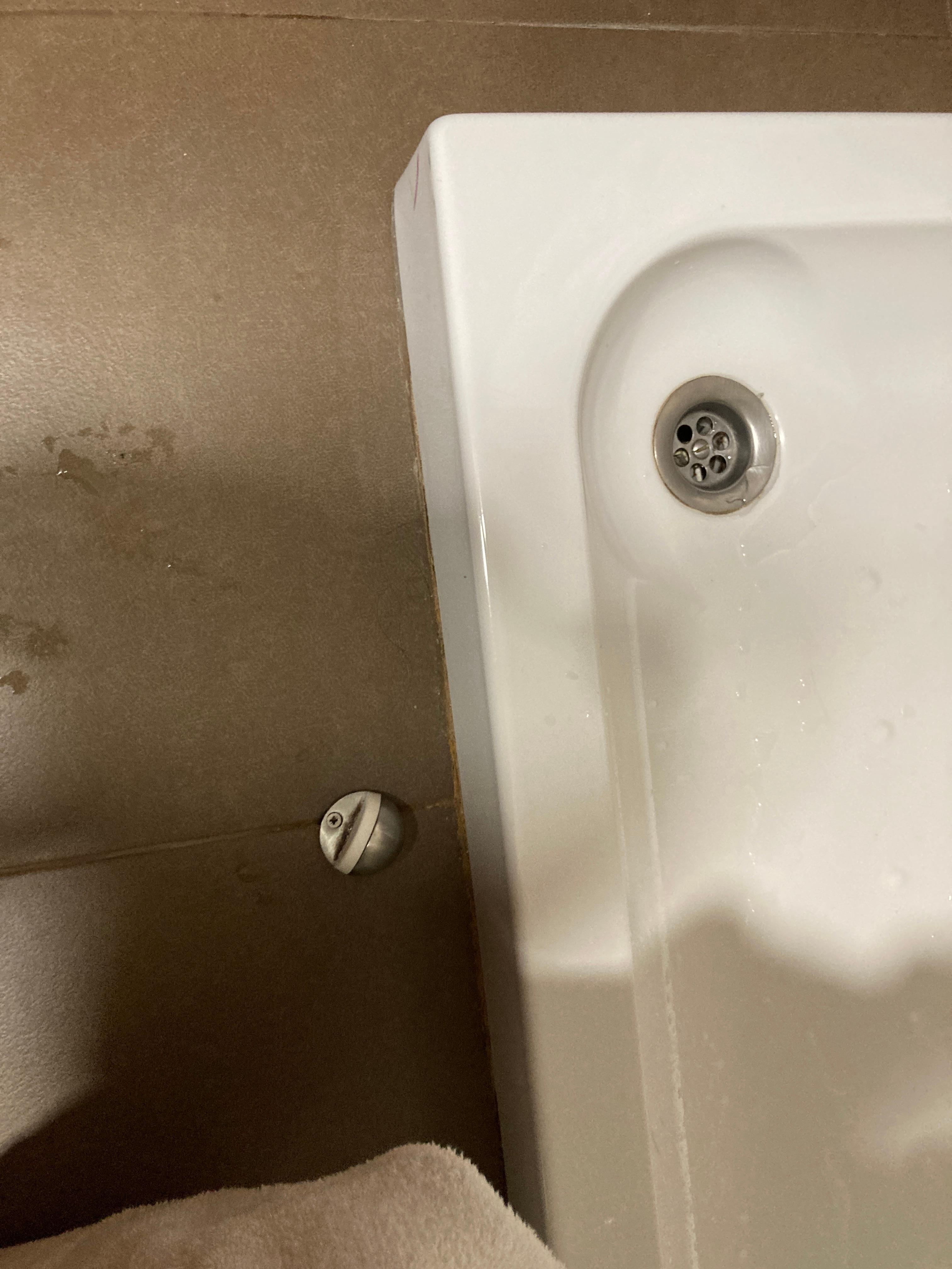 Bloc porte contre bac douche surélevé derrière porte 