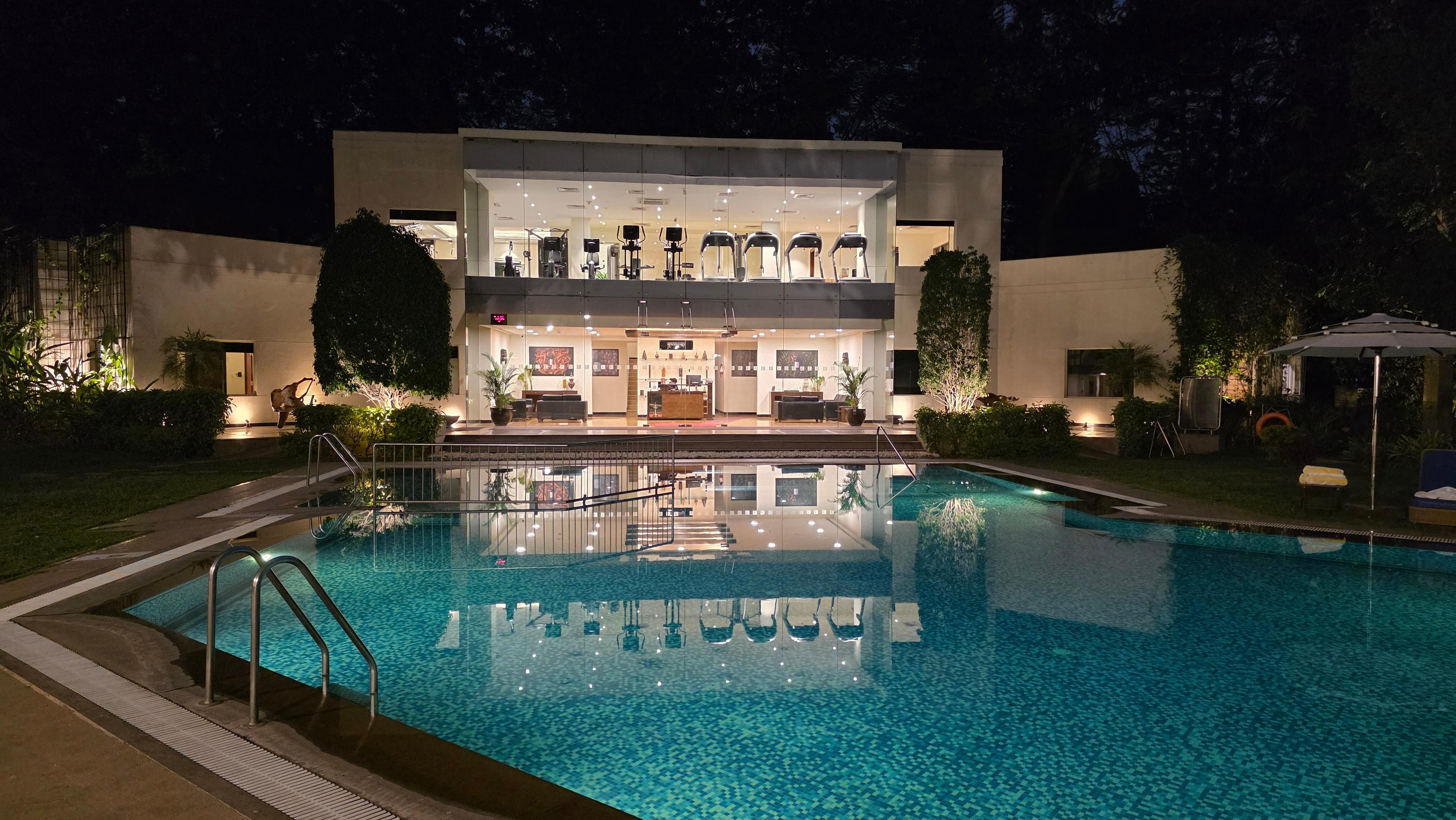 Vista notturna della SPA e piscina 