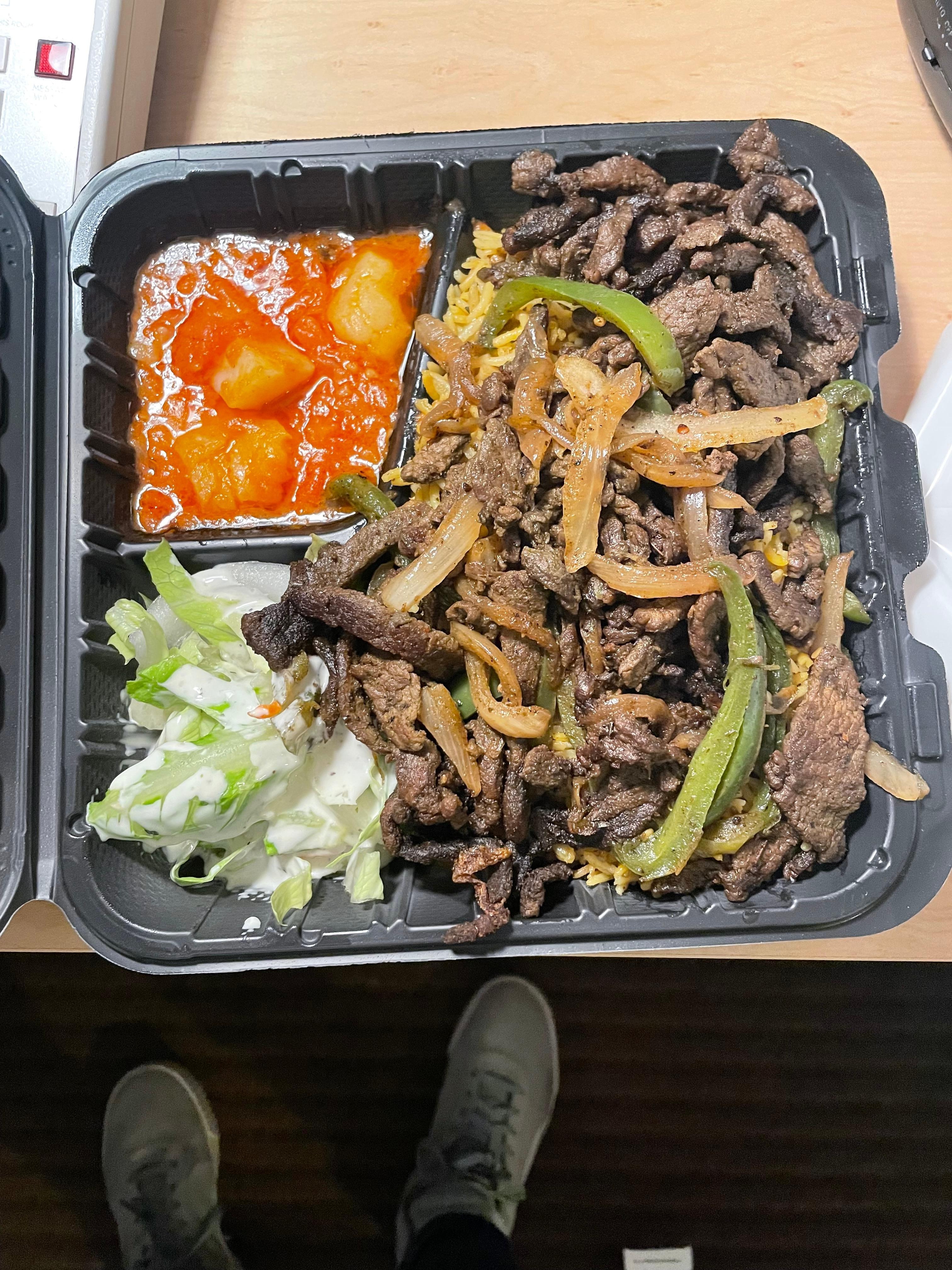 ソマリ料理のテイクアウト　牛肉とライス