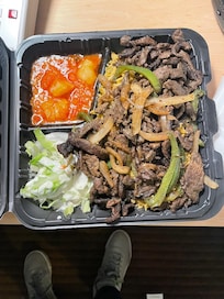 ソマリ料理のテイクアウト 牛肉とライス