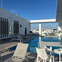 La piscina es muy linda