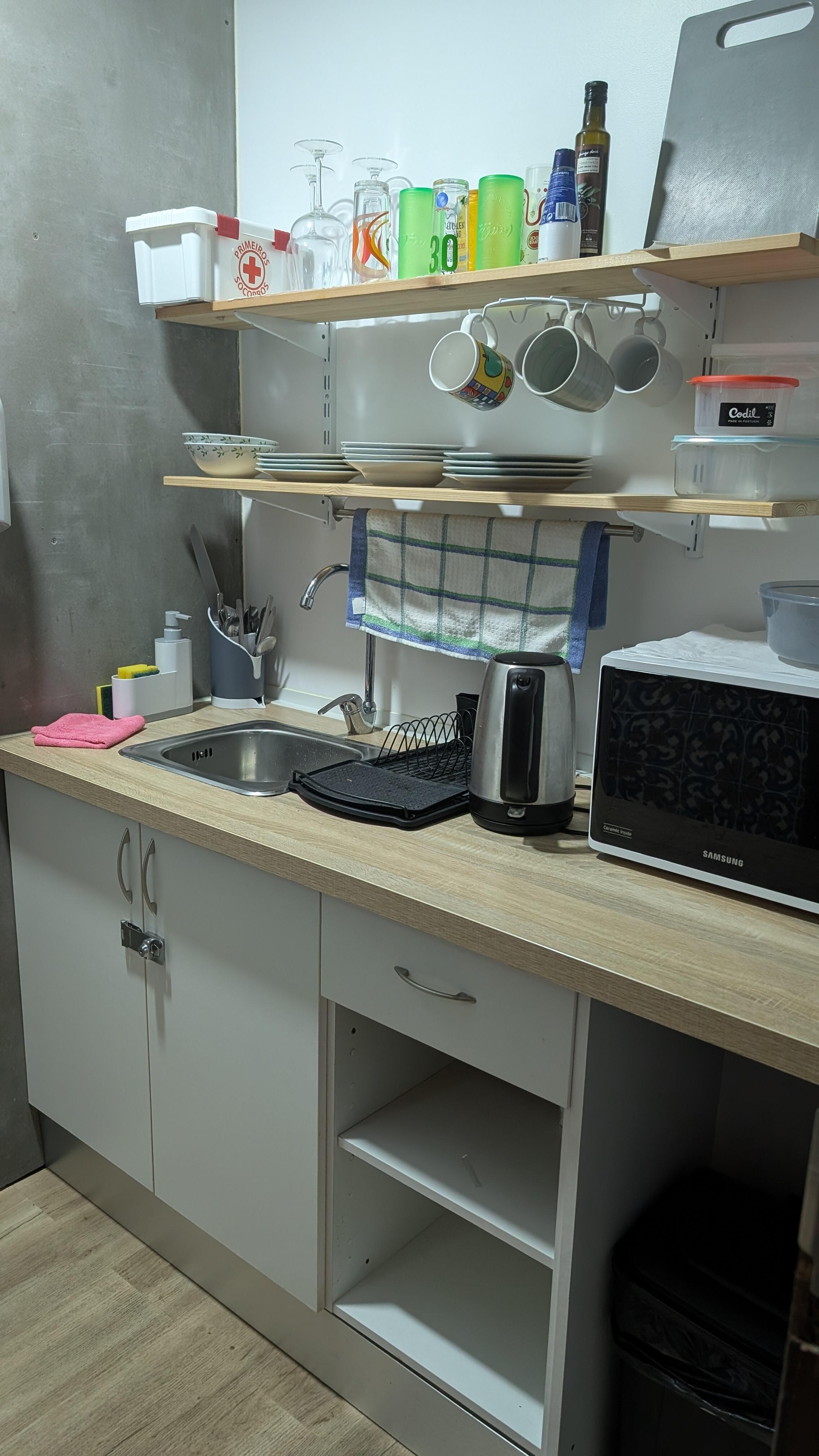 Cuisinette où il manque un petit frigo.