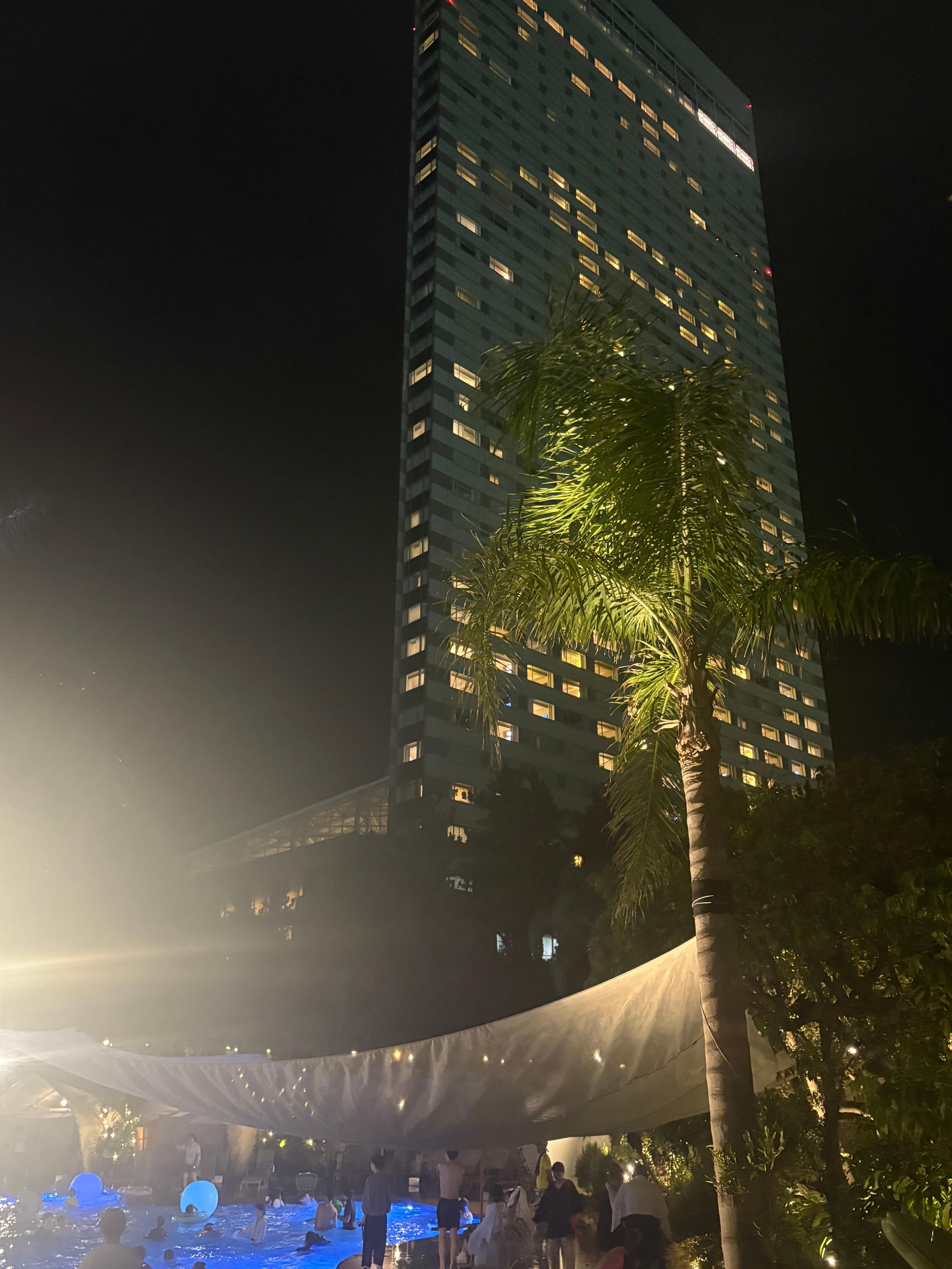 夜のプール