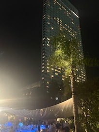 夜のプール