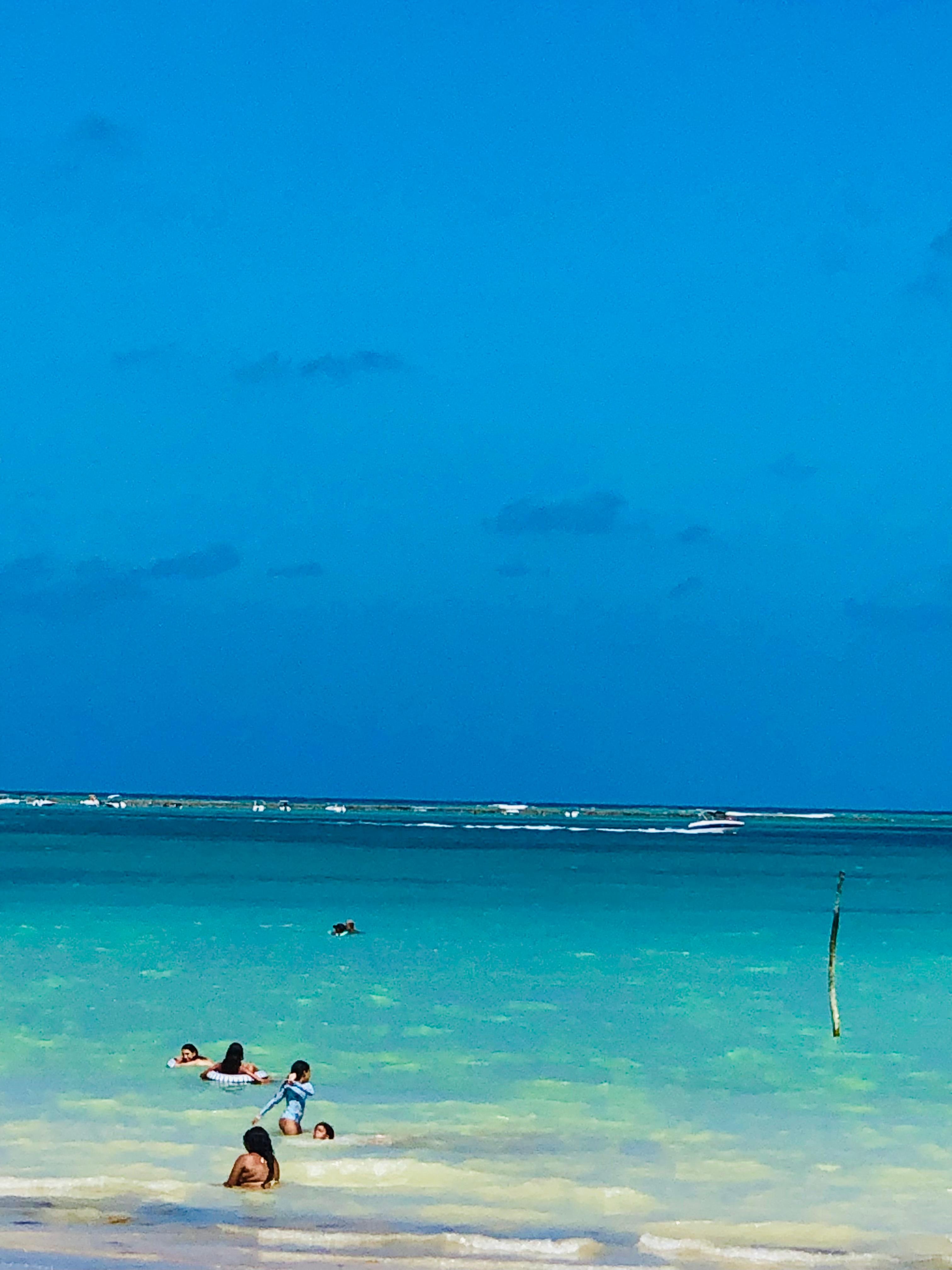 Praia em frente do hotel.  