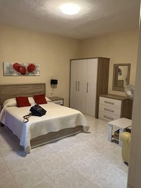Das Wohn- und Schlafzimmer