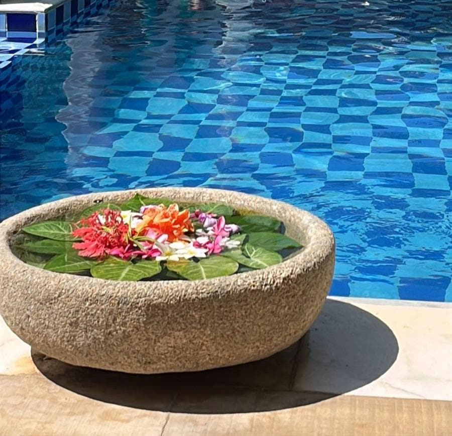 Piscina e o cuidado do jardineiro 