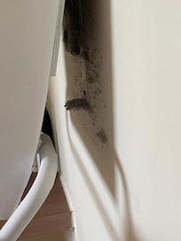 Poussière derrière le sèche serviette