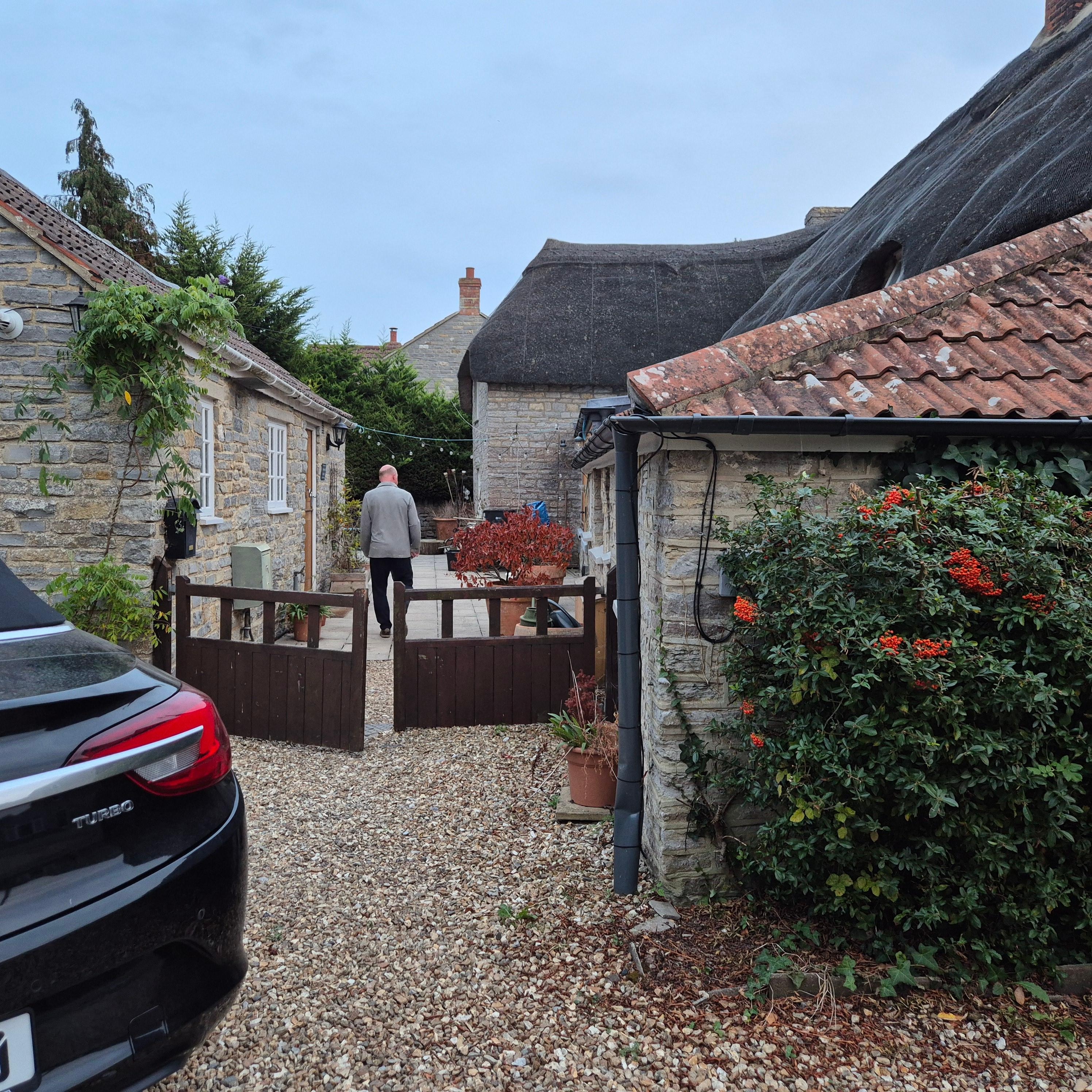 Das Cottage ist das Haus links, rechts wohnen die Eigentümer