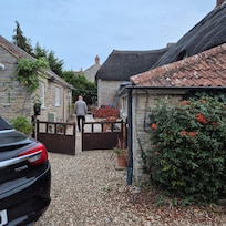 Das Cottage ist das Haus links, rechts wohnen die Eigentümer