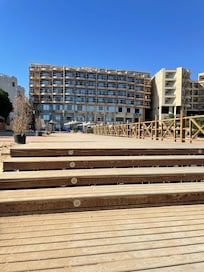 Hotellet från stranden