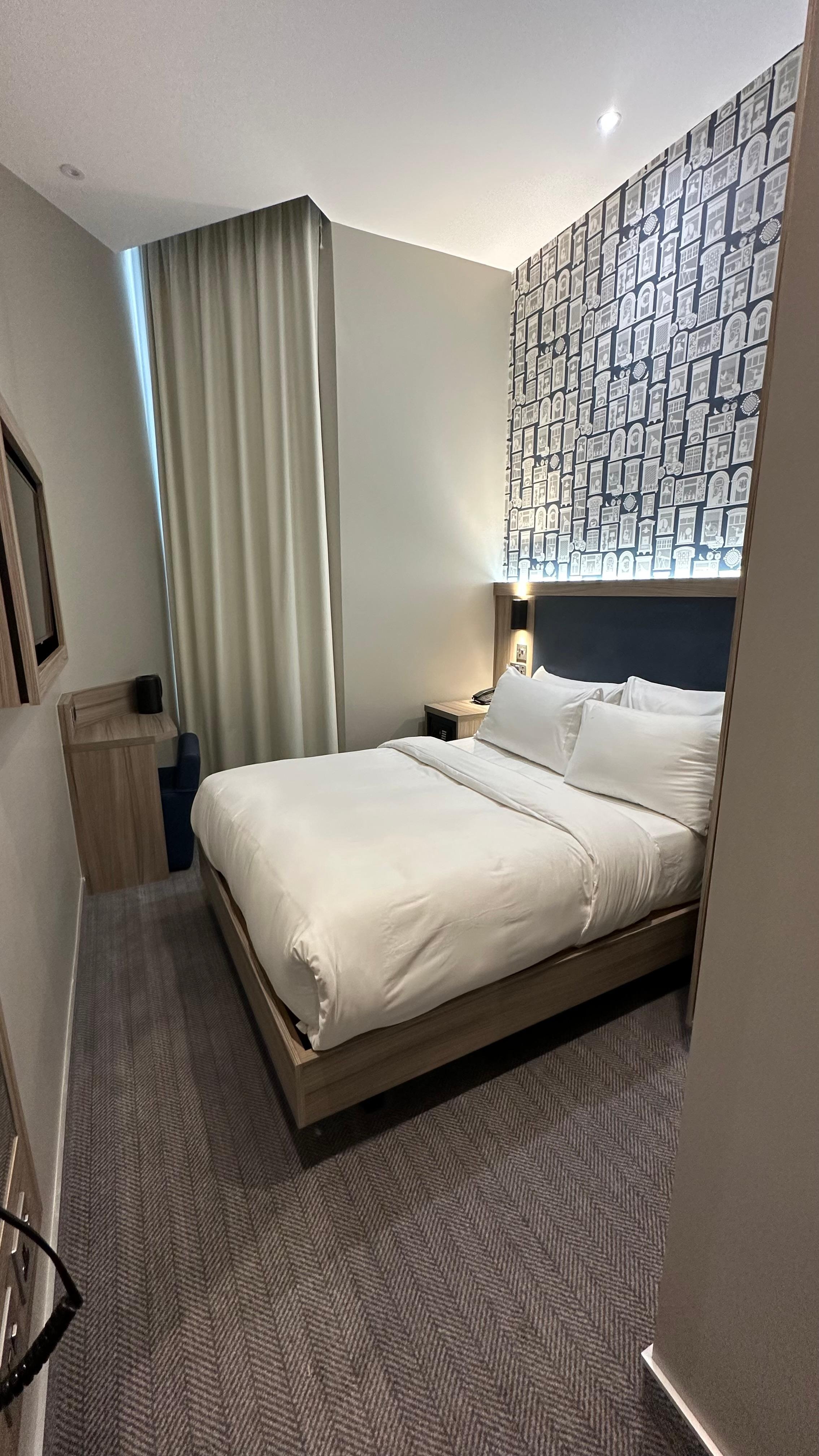Das Bett hat eine Länge von 1,90cm was für London aber typisch ist bei Doppelbetten.