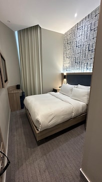 Das Bett hat eine Länge von 1,90cm was für London aber typisch ist bei Doppelbetten.